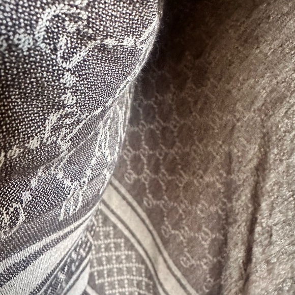 GUCCI SCARF X LARGE SIZE WITH FOX FUR AROUND - Picture 10 of 12